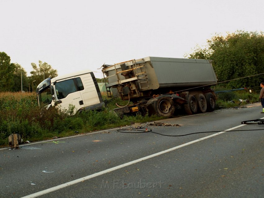 Schwerer VU Koeln Immendorf Kerkraderstr P450.JPG